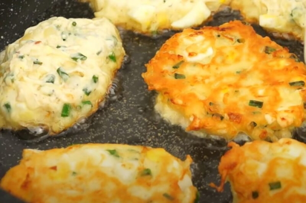 Готовится проще, чем оладьи, а результат вкуснее пирожков: феноменальное блюдо для ленивого утра