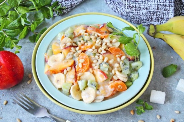 Фруктовый салат с нектарином и бананом Фруктовый салат с нектарином и бананом