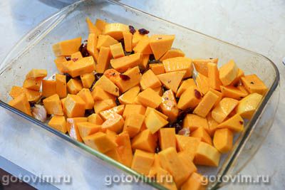 Свинина с тыквой и вяленой клюквой, запеченная в духовке