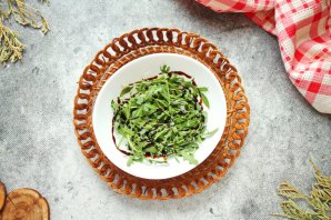 Боул с креветками, авокадо и черным рисом