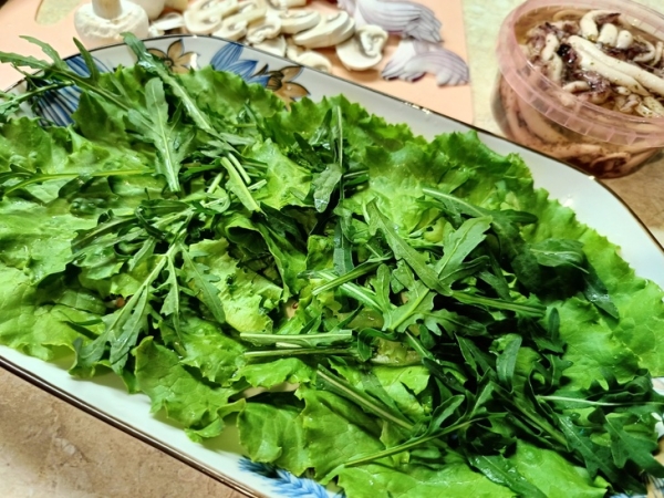 Салат с кальмаром, авокадо и свежими шампиньонами Салат с кальмаром, авокадо и свежими шампиньонами