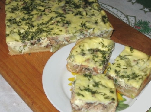 Открытый рыбный пирог с сайрой и сметаной