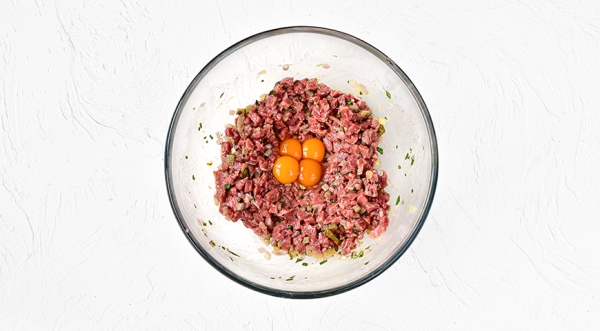 Тартар из говяжьей вырезки, пошаговый рецепт с фото на 570 ккал