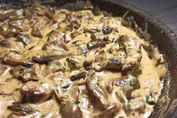 Бефстроганов из говядины с грибами и сливками Бефстроганов из говядины с грибами и сливками