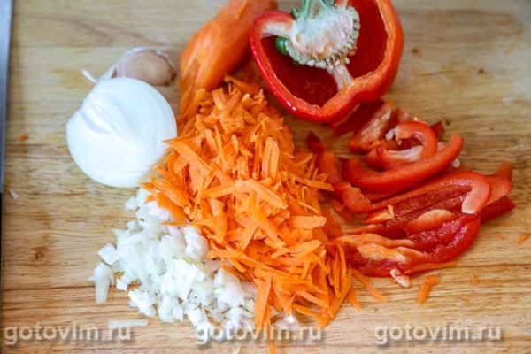 Рулетики из свинина с фаршем, тушенные в овощном соусе Рулетики из свинина с фаршем, тушенные в овощном соусе