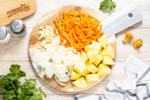 Тушеная картошка с лисичками Тушеная картошка с лисичками