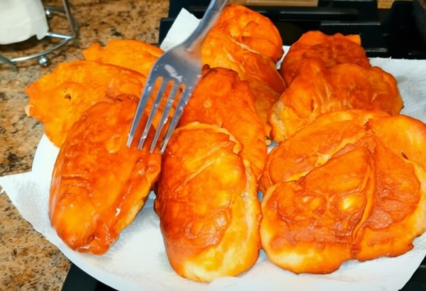 Вкусняшки к чаю за 15 минут: нежные и ароматные яблочные оладьи. Простой рецепт! Вкусняшки к чаю за 15 минут: нежные и ароматные яблочные оладьи. Простой рецепт!