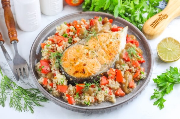 Огненный лосось с киноа и томатами Огненный лосось с киноа и томатами