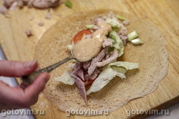 Шаурма в блине с курицей и овощами Шаурма в блине с курицей и овощами