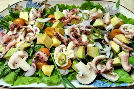 Салат с кальмаром, авокадо и свежими шампиньонами Салат с кальмаром, авокадо и свежими шампиньонами