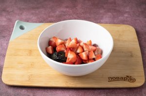 Фруктовый салат с клубникой и виноградом