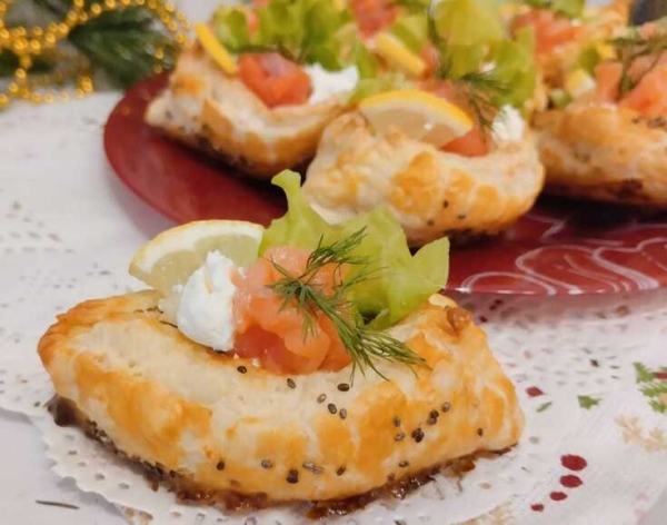 С форелью и творожным сыром "лодочки" С форелью и творожным сыром "лодочки"