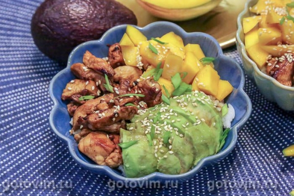 Поке с курицей, манго и авокадо Поке с курицей, манго и авокадо