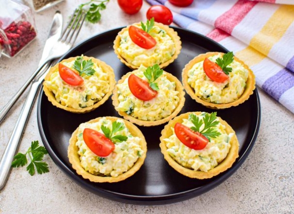 Тарталетки с сыром и огурцом Тарталетки с сыром и огурцом