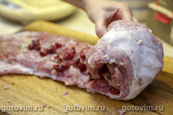 Рулет из свиного подчеревка (пашины) с клюквой и мандаринами Рулет из свиного подчеревка (пашины) с клюквой и мандаринами