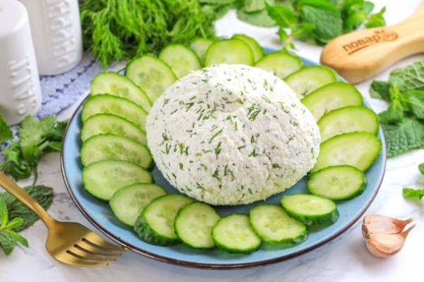 Домашний сыр с зеленью и чесноком Домашний сыр с зеленью и чесноком