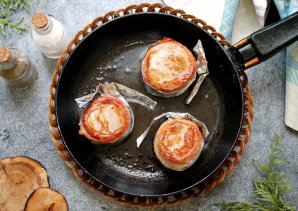 Свиные медальоны в беконе запеченные с овощами Свиные медальоны в беконе запеченные с овощами