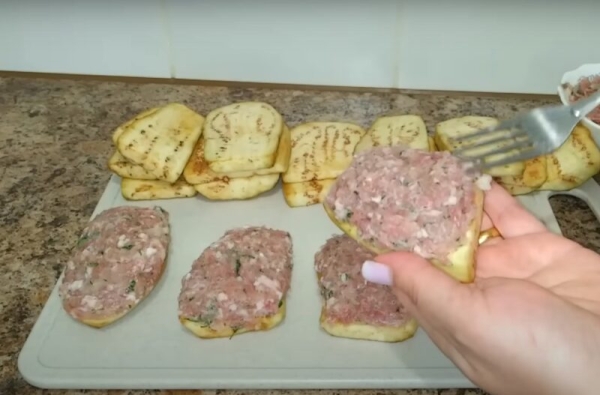 Беру 3 баклажана и немного фарша. Потрясающий рецепт из баклажанов на обед или ужин