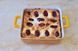 Творожная запеканка со сливами