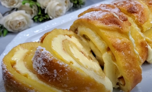 Просто смешиваю и выливаю тесто на противень: необычный рулет с заварным кремом. Даже разрыхлитель не нужен