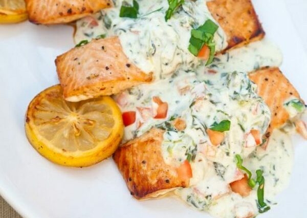 Стейки лосося в сметанном соусе Стейки лосося в сметанном соусе