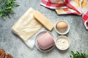Пирожки с колбасой и сыром