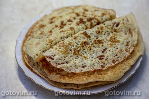 Блинные рулеты с беконом, копченым сыром и солеными огурцами Блинные рулеты с беконом, копченым сыром и солеными огурцами