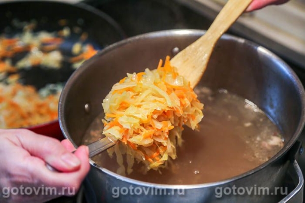 Мясные щи с фасолью, квашеной и свежей капустой