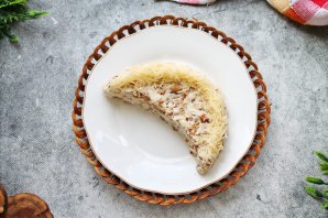 Салат "Арбузная долька" с курицей и грибами