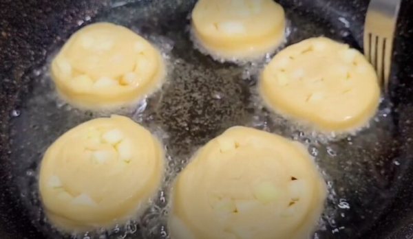 Беру 1 стакан кефира и готовлю целую гору вкуснятины. Необычные яблочные оладьи Беру 1 стакан кефира и готовлю целую гору вкуснятины. Необычные яблочные оладьи