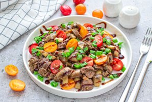 Теплый салат с печенью и грибами Теплый салат с печенью и грибами