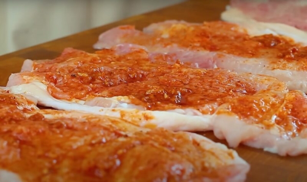 Сочные рулеты из куриных ножек. Рецепт курицы в духовке: все, кто пробовал, просили добавки Сочные рулеты из куриных ножек. Рецепт курицы в духовке: все, кто пробовал, просили добавки