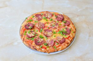 Пицца с копченой колбасой