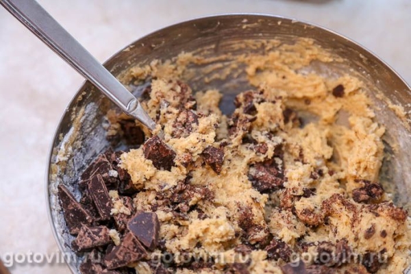 Сахарное печенье с кусочками шоколада