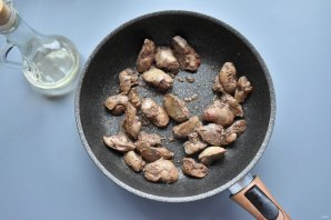 Куриная печень по-анжуйски Куриная печень по-анжуйски