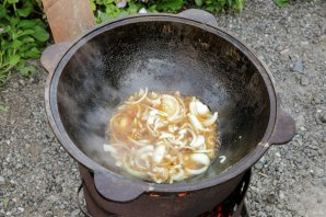 Куриные окорочка в казане на костре Куриные окорочка в казане на костре