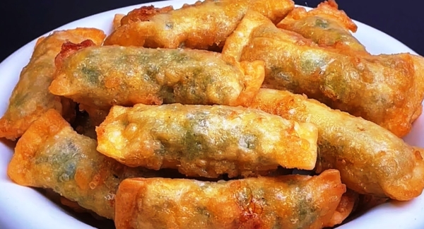 Мука и кипяток. Пирожки из хрустящего тонкого теста: начинка сочная, ароматная и нежная Мука и кипяток. Пирожки из хрустящего тонкого теста: начинка сочная, ароматная и нежная