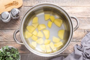 Свекольный суп с кочерыжкой брокколи Свекольный суп с кочерыжкой брокколи