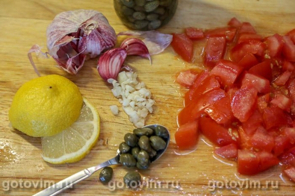 Свинина, запеченная в средиземноморском маринаде из помидоров и каперсов Свинина, запеченная в средиземноморском маринаде из помидоров и каперсов