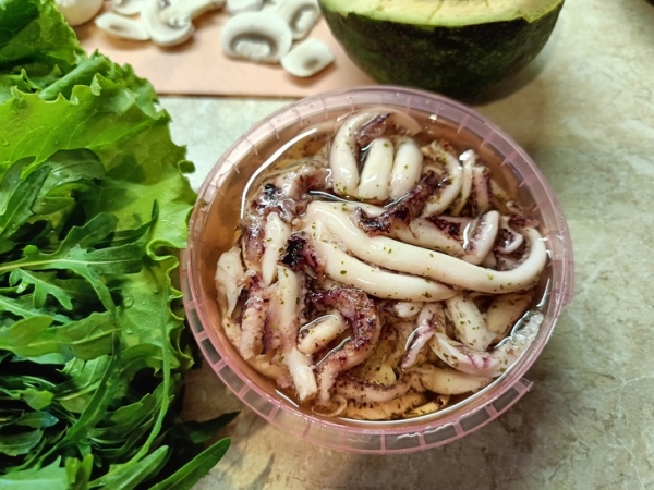 Салат с кальмаром, авокадо и свежими шампиньонами Салат с кальмаром, авокадо и свежими шампиньонами