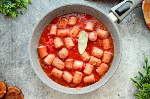 Сосиски в томатном соусе с рисом Сосиски в томатном соусе с рисом