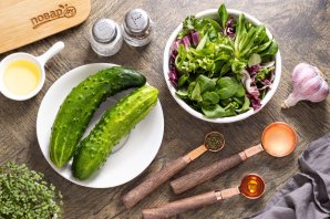 Салат из зелени и огурцов Салат из зелени и огурцов