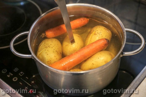 Салат Оливье с жареной свининой