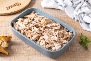 Лисички, запеченные в сметане с картофелем Лисички, запеченные в сметане с картофелем