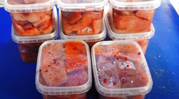 Рыбак поделился проверенным способом засолки красной рыбы. Максимально простой рецепт Рыбак поделился проверенным способом засолки красной рыбы. Максимально простой рецепт