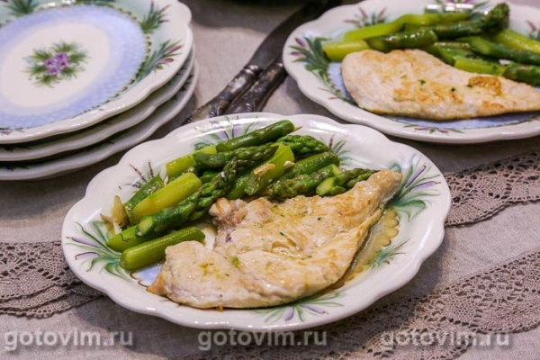 Куриная грудка со спаржей, чесноком и сливочным маслом Куриная грудка со спаржей, чесноком и сливочным маслом