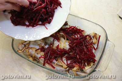 Минтай, запеченный под шубой со свеклой