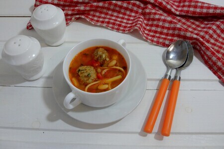 Быстросуп с фрикадельками, белой фасолью и лапшой