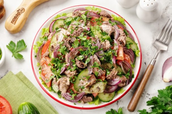 Салат с тунцом, огурцом и помидором Салат с тунцом, огурцом и помидором