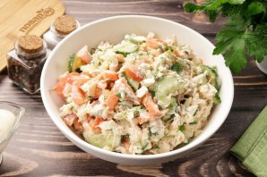 Салат с курицей, помидором и огурцом Салат с курицей, помидором и огурцом